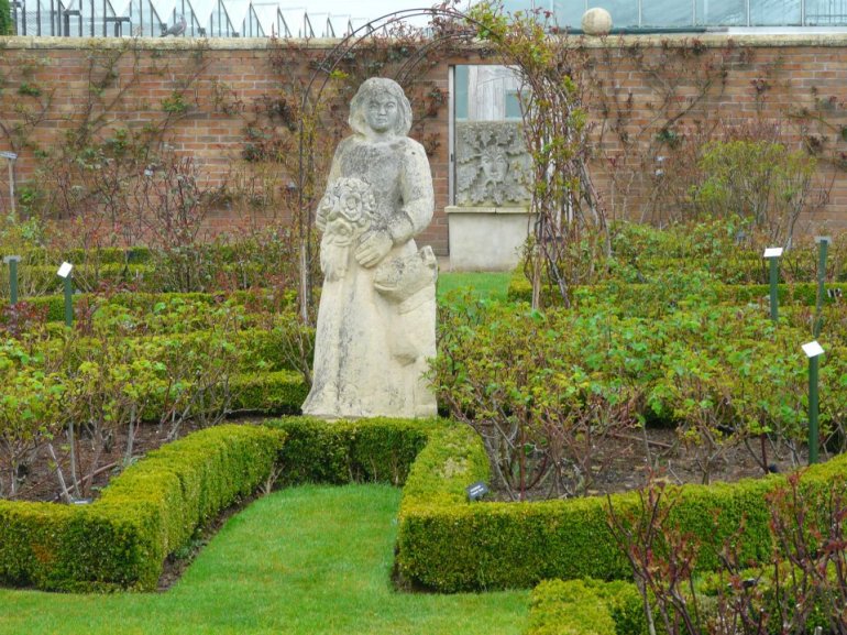 485664_363081657064120_1365030459_n