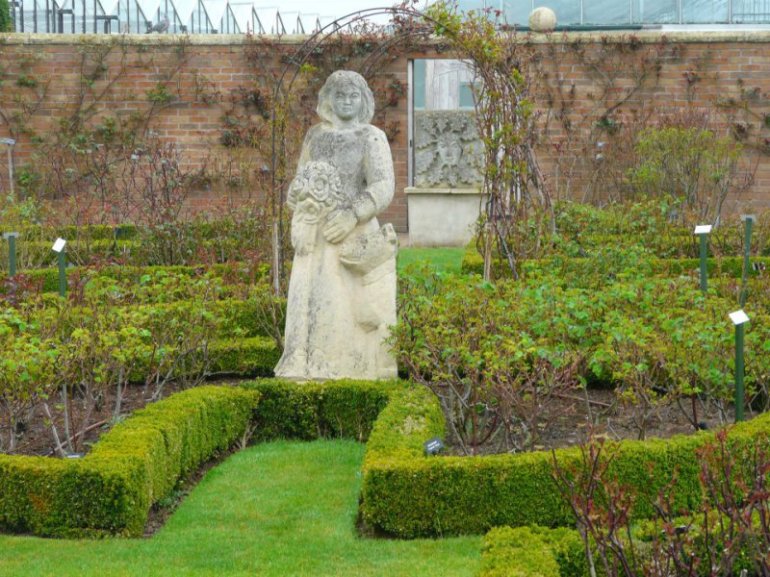 485664_363081657064120_1365030459_n